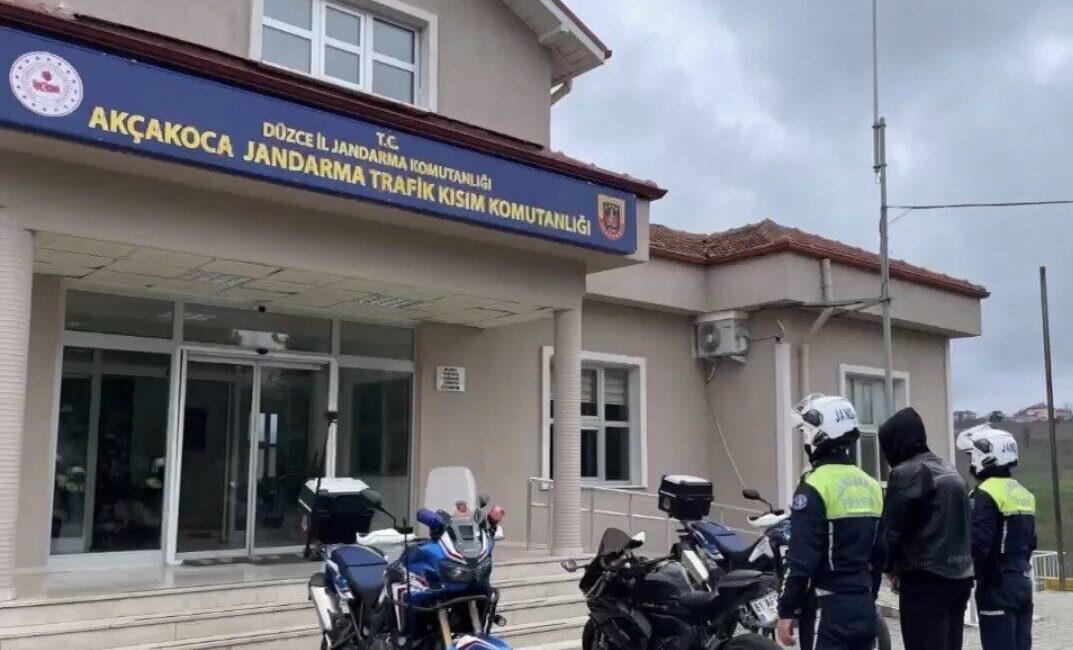Düzce’de motosikletle akrobatik hareketler sergileyerek trafiği tehlikeye düşüren ve jandarma