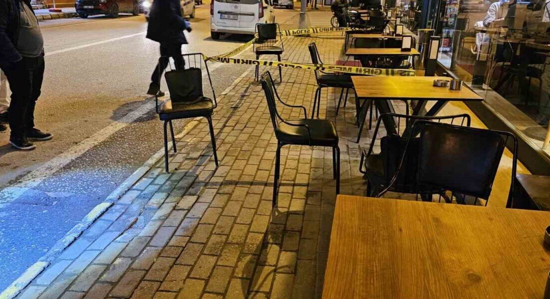 Sakarya’nın Sapanca ilçesinde kafede birlikte oturduğu 20 yaşındaki genci silahla