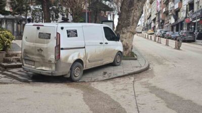 Bilecik’te bir parkta yayaların yürüdüğü kaldırımı kapatacak şekilde park eden
