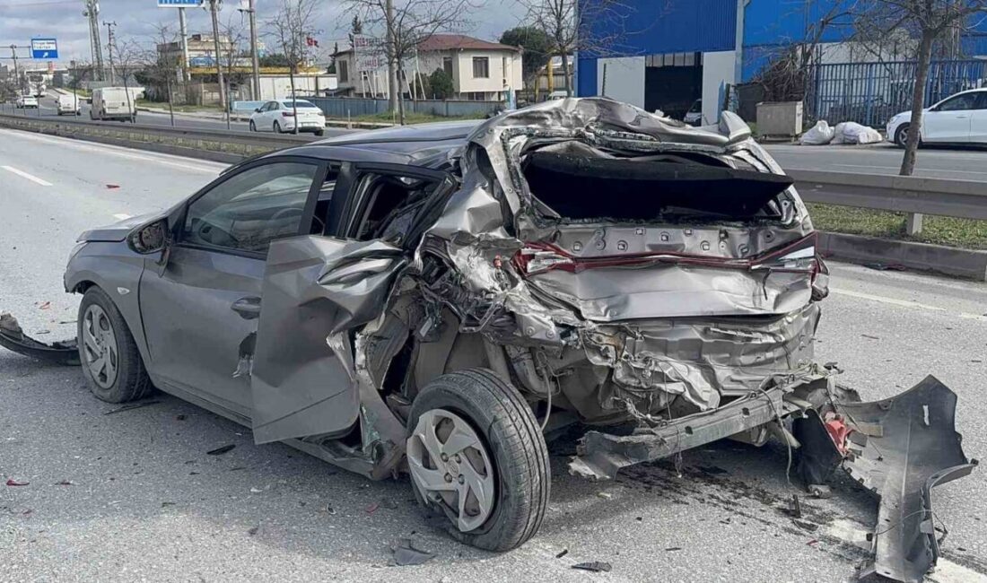 Kocaeli D-100 Karayolu’nda kamyonun otomobile arkadan çarpması sonucu meydana gelen