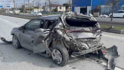 Kocaeli D-100 Karayolu’nda kamyonun otomobile arkadan çarpması sonucu meydana gelen