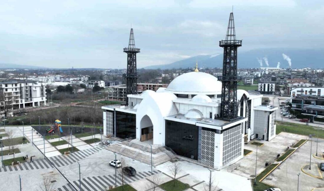 Kartepe Kent Meydanı Cami, Ramazan ayının ilk teravih namazıyla cemaatle
