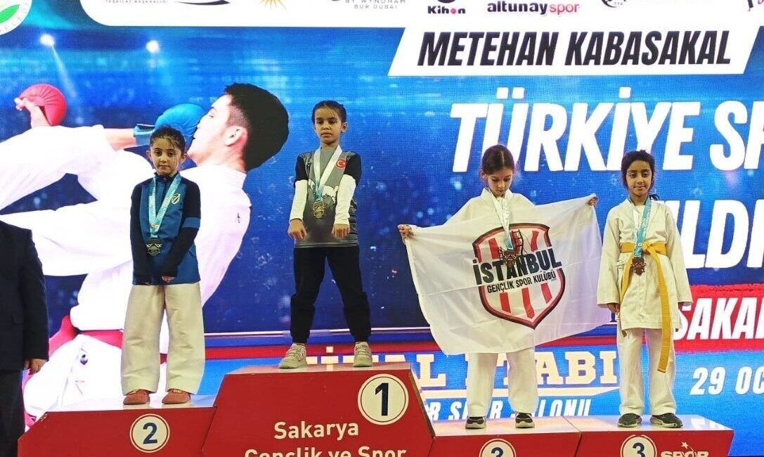 Sakarya’da düzenlenen Türkiye Spor Toto Yıldızlar Karate Ligi Finali’nde mücadele