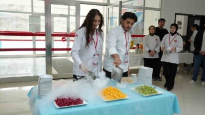 Kastamonu Üniversitesi Turizm Fakültesi’nde düzenlenen Kariyer Günleri’nde öğrenciler, sektör temsilcileriyle