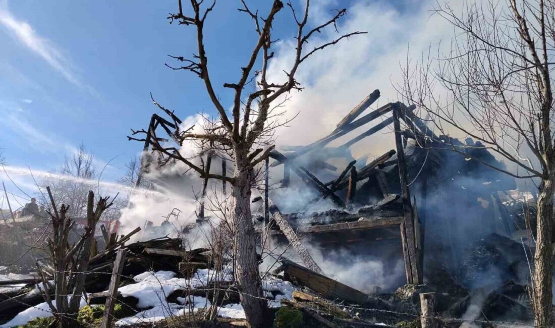 Kastamonu’nun Azdavay ilçesinde 2 katlı ahşap evde çıkan yangın, itfaiye