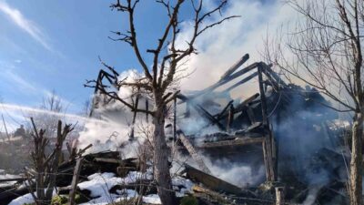 Kastamonu’nun Azdavay ilçesinde 2 katlı ahşap evde çıkan yangın, itfaiye