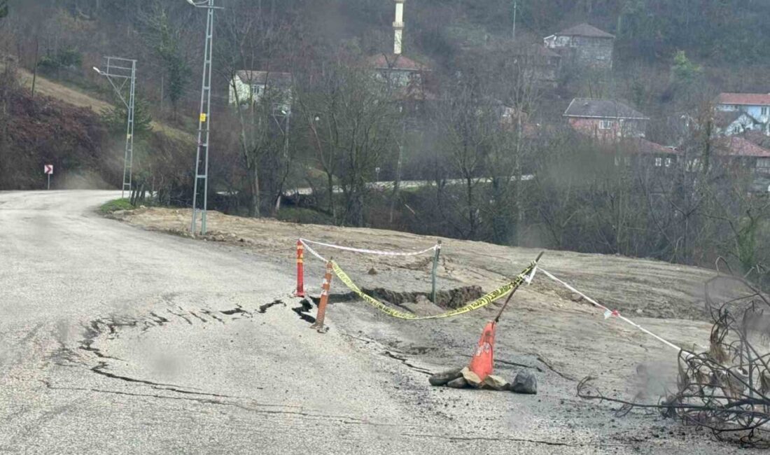 Kastamonu’nun Çatalzeytin ilçesinde meydana gelen heyelan sebebiyle yol çöktü. Kastamonu’nun