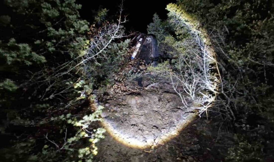 Kastamonu’nun Hanönü ilçesinde yoldan çıkarak yaklaşık 50 metre uçurumda yuvarlanan