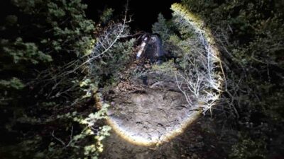 Kastamonu’nun Hanönü ilçesinde yoldan çıkarak yaklaşık 50 metre uçurumda yuvarlanan