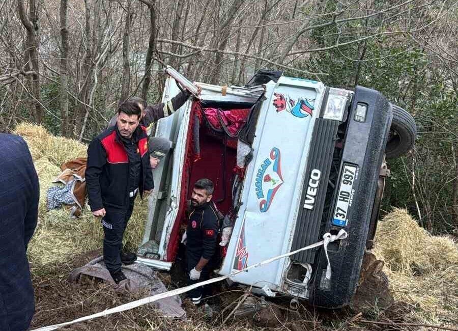 Kastamonu’nun Cide ilçesinde kontrolden çıkan saman yüklü kamyonetin devrildiği kazada