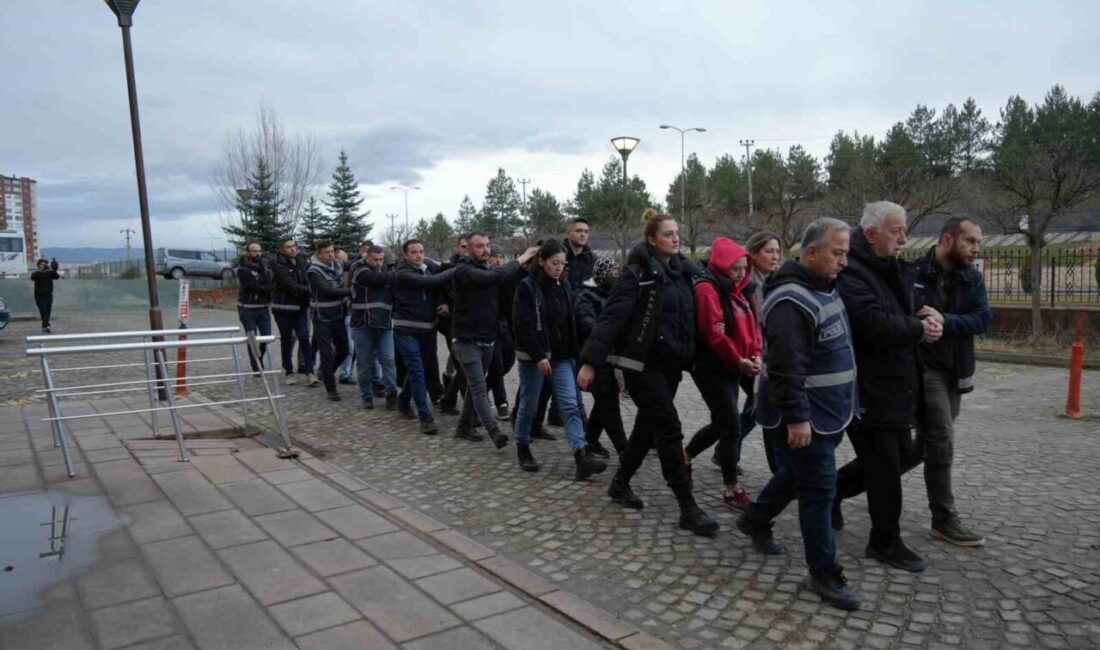 Kastamonu’da polis ekiplerince 23 adrese düzenlenen eş zamanlı uyuşturucu operasyonlarında