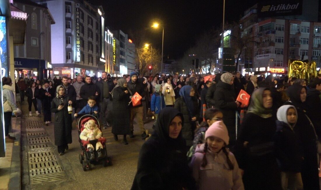 Kastamonu’da Ramazan ayının ilk teravih namazı öncesinde yüzlerce vatandaş, ellerindeki