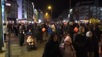 Kastamonu’da Ramazan ayının ilk teravih namazı öncesinde yüzlerce vatandaş, ellerindeki
