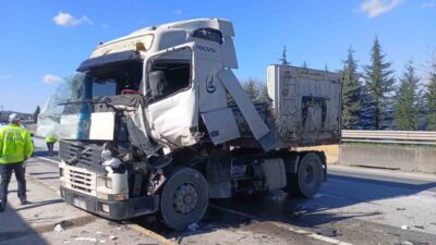 Kocaeli’de yavaşlayan trafikte öndeki araca çarpmamak için manevra yapan tır