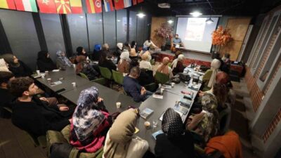 Başiskele Belediyesi’nin kültür-sanat etkinlikleri kapsamında Kitaphane’de düzenlenen Kitap Tahlil Programı’nda