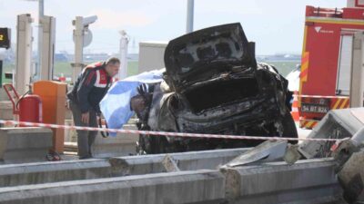 Kuzey Marmara Otoyolu Sakarya geçişinde kontrolden çıkan otomobili, bariyerlere çarparak