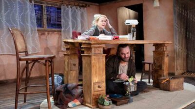 Kocaeli Büyükşehir Belediyesi Şehir Tiyatroları, “Masanın Altında” adlı oyunu Başiskele