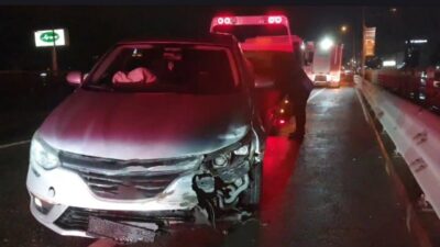 Kocaeli’nin Gebze ilçesinde kontrolden çıkarak bariyerlere çarpan otomobilin sürücüsü tedavi