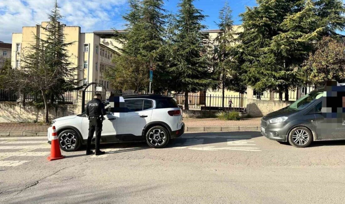 Kocaeli’nin Çayırova ilçesinde polis ekiplerince okullar ve çevresinde gerçekleştirilen “Güvenli