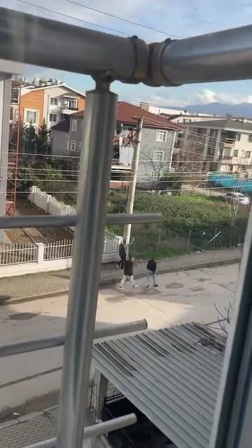 Kocaeli’nin İzmit ilçesinde yolda yürürken kuru sıkı tabancayla havaya ateş