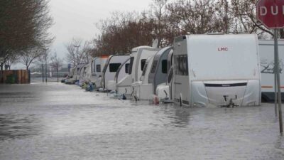 Kocaeli’nin İzmit ilçesinde bulunan açık otopark alanı, etkili olan lodos