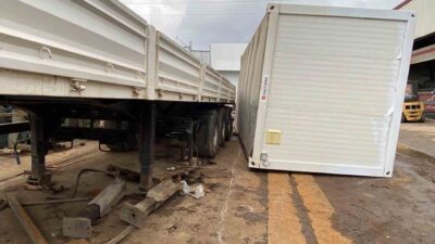 Kocaeli’nin Körfez ilçesinde tıra yüklenen konteyner ile dorse arasında sıkışan