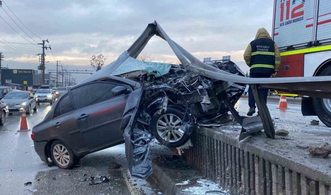 Kocaeli’de yağışlı hava nedeniyle kayganlaşan yolda kontrolden çıkan otomobil, bariyerlere
