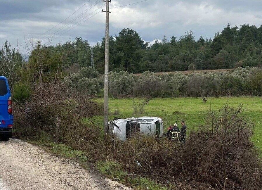 Bilecik’te seyir halindeyken kontrolden çıkan araç şarampole uçtu, sürücüsü yaralandı.