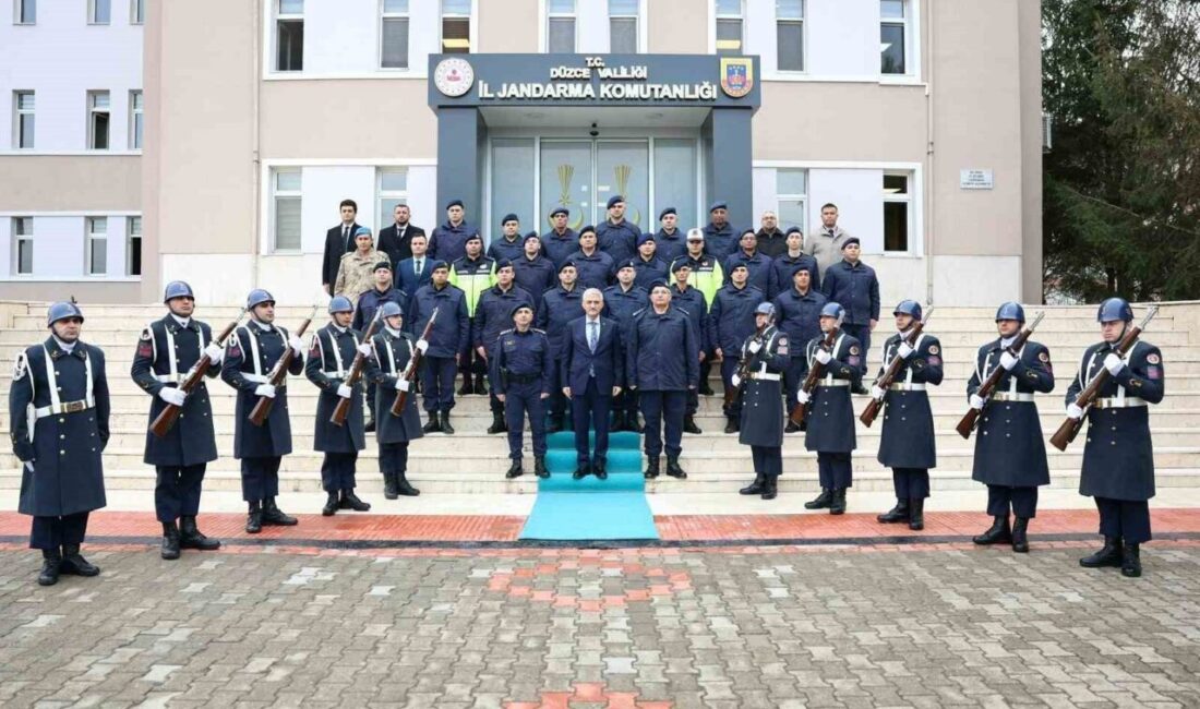 DÜZCE (İHA) – Düzce Valisi Mehmet Makas, İl Jandarma Komutanlığını