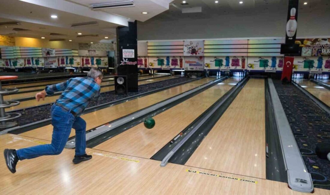 Kocaeli’de nesiller arası iletişimi güçlendirmek amacıyla düzenlenen etkinlikte kuşaklar bowling