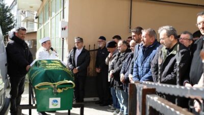 Kuzey Marmara Otoyolu’nun Sakarya geçişinde bariyerlere çarparak alev alan otomobilde