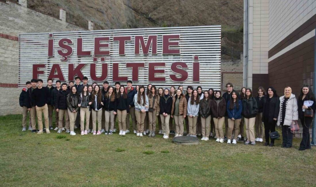 Düzce Farabi Anadolu Lisesi öğrencileri, yaklaşan Yükseköğretim Kurumları Sınavı (YKS)