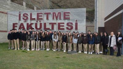 Düzce Farabi Anadolu Lisesi öğrencileri, yaklaşan Yükseköğretim Kurumları Sınavı (YKS)