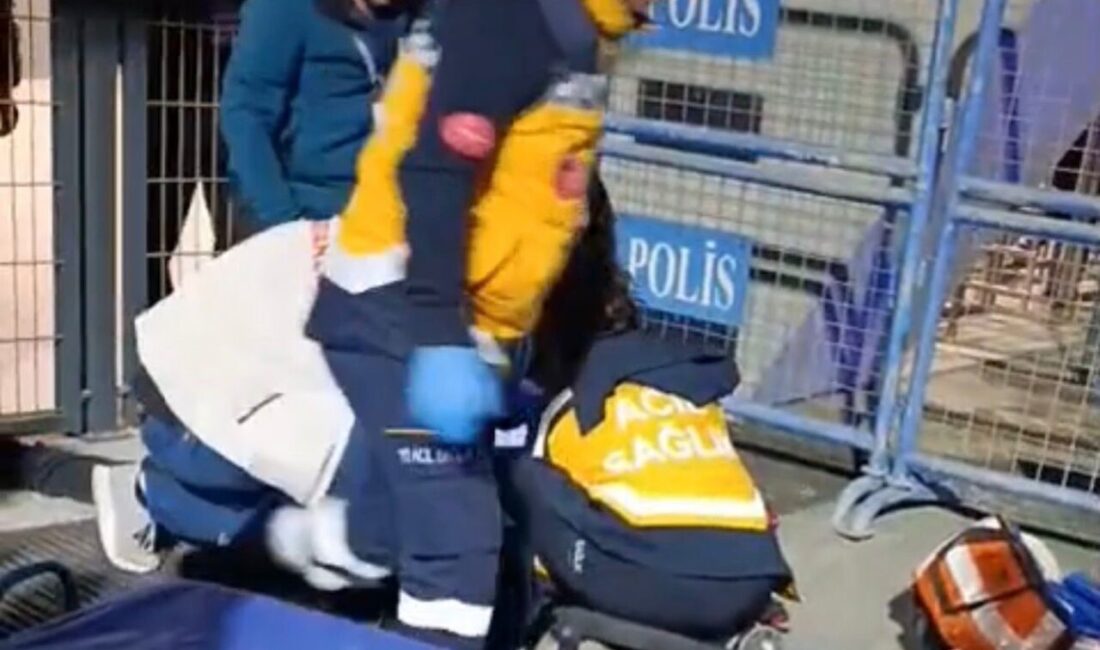 Kocaelispor-Beşiktaş maçında Doğu Maraton’da üst bloğa çıkmak isteyen bir kişi