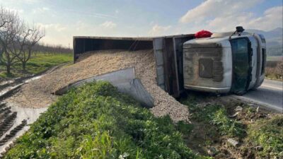 Bilecik’te mısır koçanı yüklü çekicinin devrilmesi sonucu meydana gelen trafik