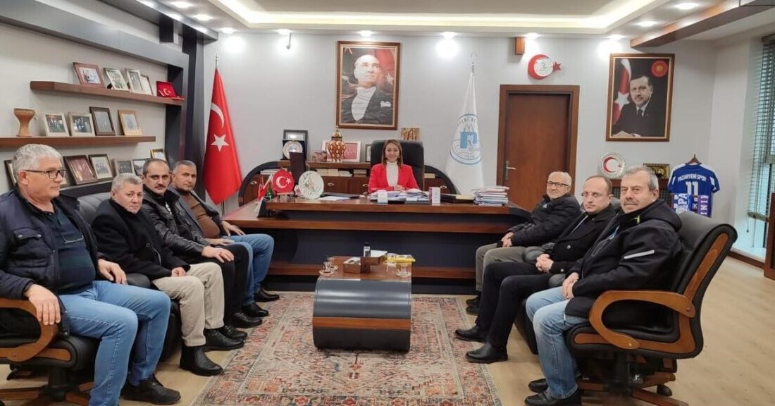 Bilecik’in Pazaryeri ilçesinde mahalle muhtarları Belediye Başkanı Zekiye Tekin’i makamında