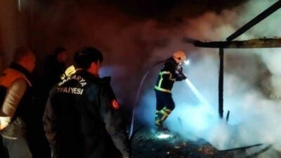 Sakarya’nın Ferizli ilçesinde gece saatlerinde odunluk olarak kullanılan eski bir