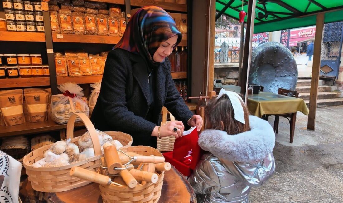 Kastamonu’da anaokulu öğrencileri, öğretmenleri eşliğinde esnafları ziyaret ederek Türk bayrağı