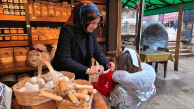 Kastamonu’da anaokulu öğrencileri, öğretmenleri eşliğinde esnafları ziyaret ederek Türk bayrağı