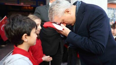 Düzce’de ikinci dönemin ilk gününde okullarda “bayrak sevgisi” teması işlendi.