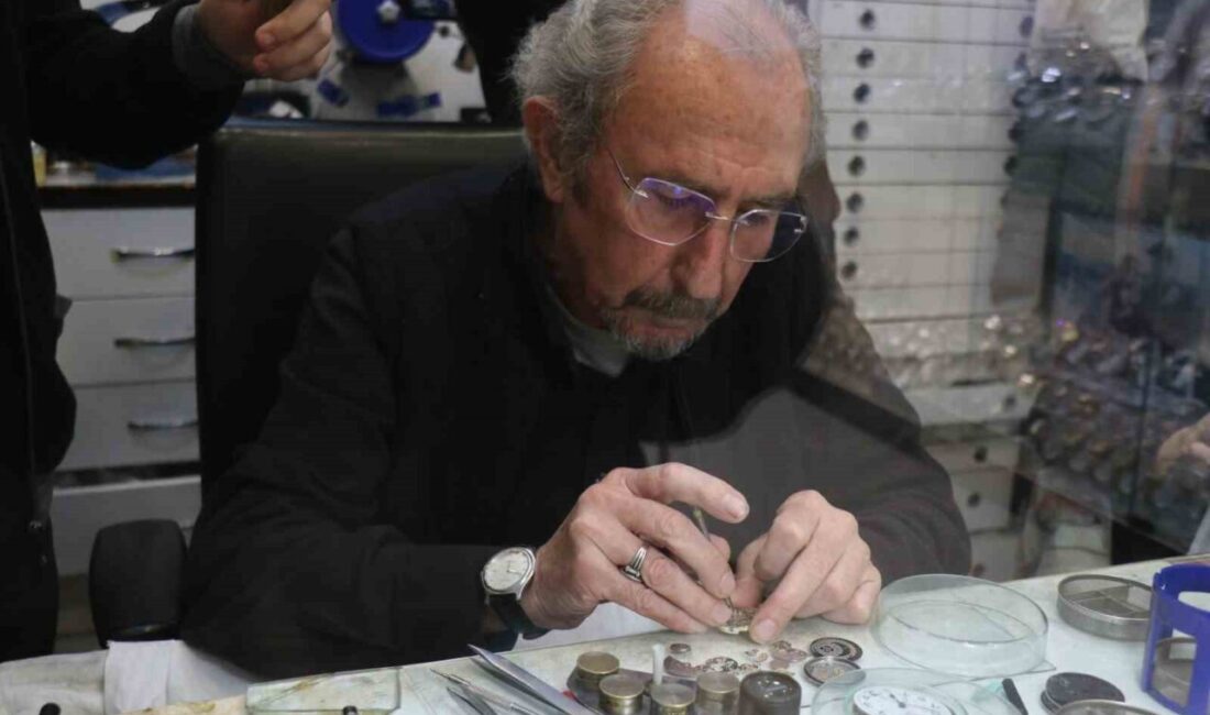 Sakarya’da 75 yaşındaki Necip Can, ortaokul yıllarında hevesle başladığı saat