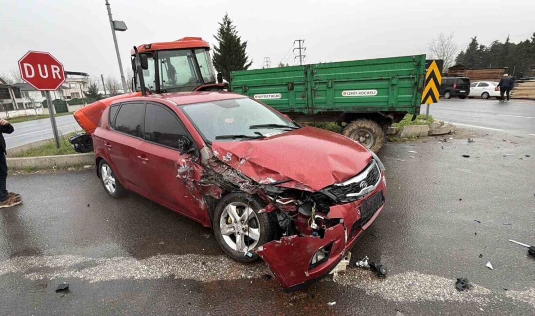 Düzce’de otomobil ile traktörün kavşakta çarpıştığı kazada 2 kişi hafif