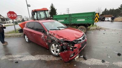 Düzce’de otomobil ile traktörün kavşakta çarpıştığı kazada 2 kişi hafif