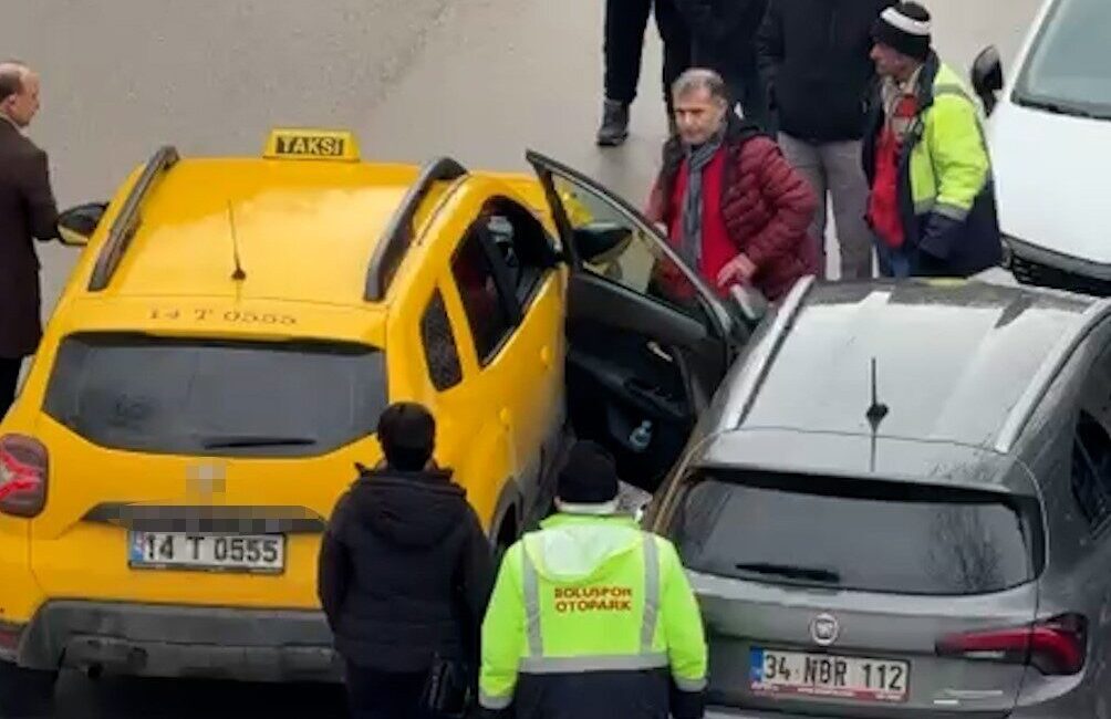 Bolu’da park halindeki aracın açılan kapısına sokak üzerinde seyreden taksi