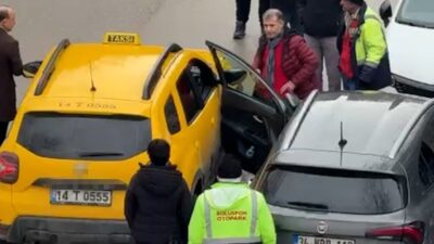 Bolu’da park halindeki aracın açılan kapısına sokak üzerinde seyreden taksi
