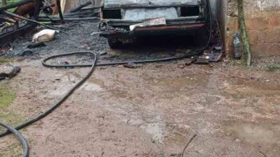 Sakarya’nın Kaynarca ilçesinde park halindeyken alev alan otomobildeki yangın eve