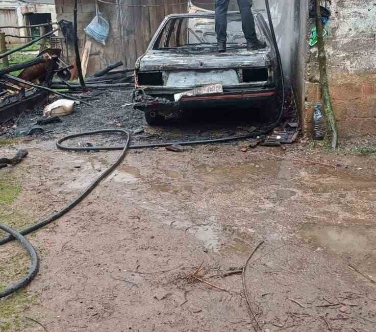 Sakarya’nın Kaynarca ilçesinde park halindeyken alev alan otomobildeki yangın eve