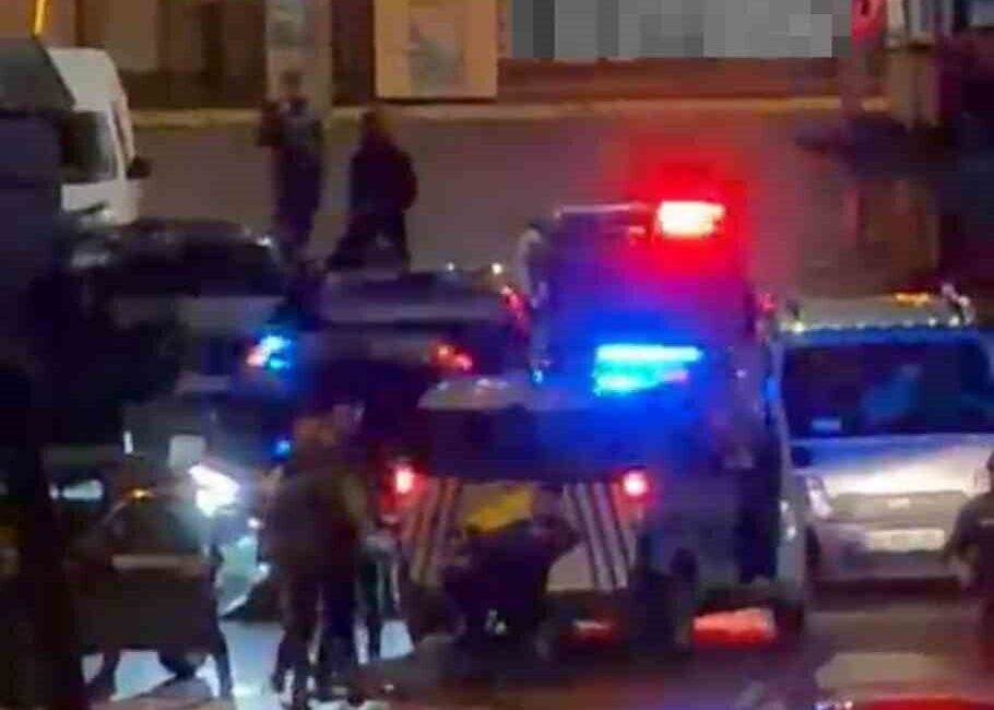 Kocaeli’nin Darıca ilçesinde polisin “Dur” ihtarına uymayan otomobilin sürücüsü, yaşanan