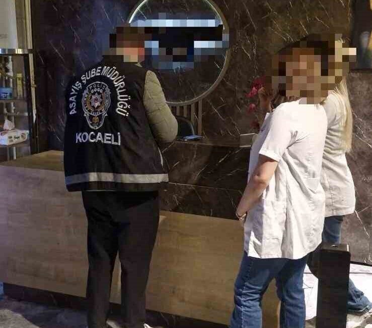 Kocaeli’de polis ekiplerince masaj salonlarına yönelik gerçekleştirilen denetimlerde, mevzuata aykırı
