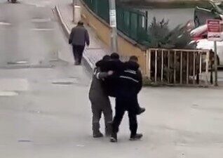 Çayırova’da Semt Poliklinikleri önünde rahatsızlanarak kaldırıma oturan yaşlı vatandaşın imdadına